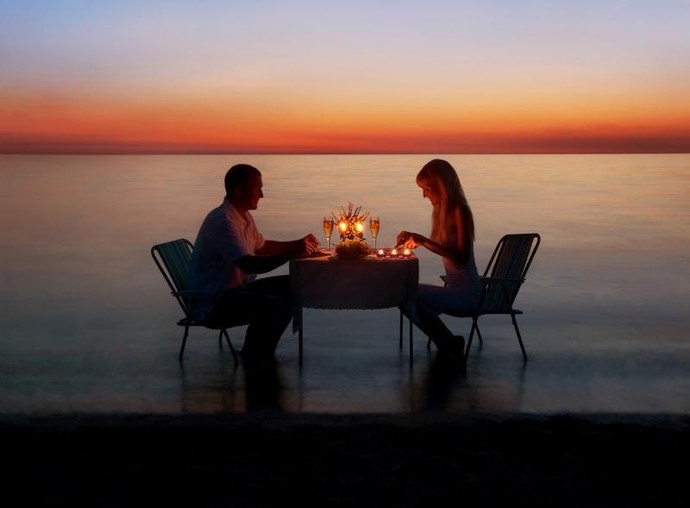 Denize karşı mum ışığında bir akşam yemeğinden daha romantik ne var?