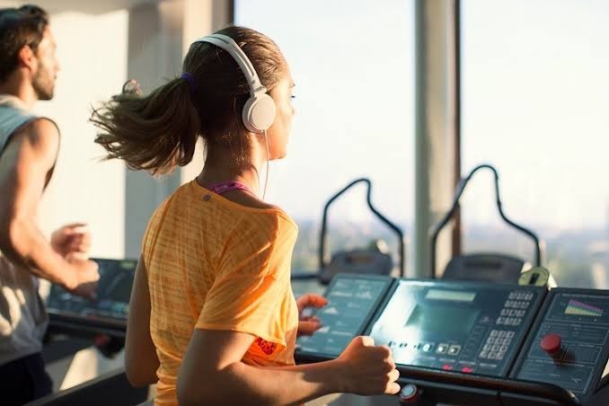 Spor salonundayken müziği, kulaklık takarak mı dinlersiniz yoksa salonda çalan müzikleri mi dinlersiniz?