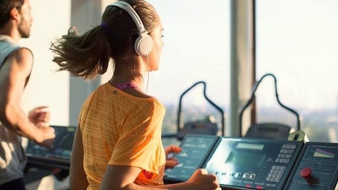 Spor salonundayken müziği, kulaklık takarak mı dinlersiniz yoksa salonda çalan müzikleri mi dinlersiniz?