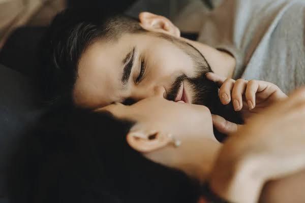 Çok uykusuz partnerin dudaklarını dudaklarının ucuyla usul usul durmadan aralıksız öpmek uyandırır mı🤤?