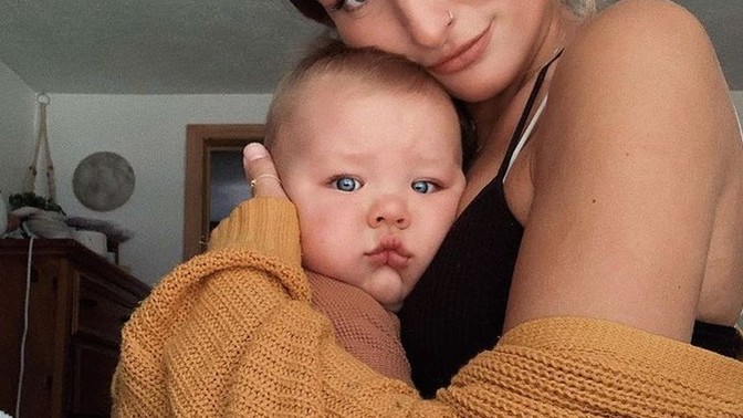 Yalnız başına bebek büyütmeyi toplum neden abes karşılıyor?