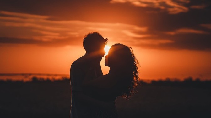 Bir ilişkide sevgi mi daha önemlidir yoksa güven mi?
