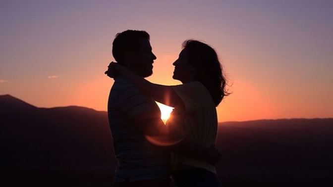 Sevgi, sadece bir duygu mu yoksa bir eylem mi? Gerçekten sevdiğimizde, bunu nasıl ifade etmeliyiz?