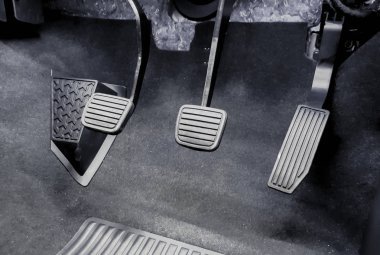 Neden 2 tane ayağımız varken 3 tane pedal var 😀?