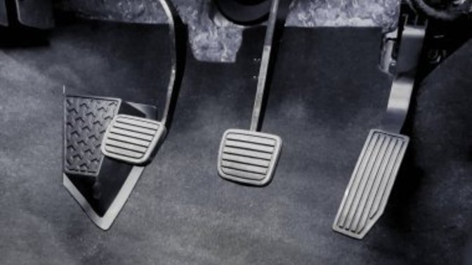 Neden 2 tane ayağımız varken 3 tane pedal var 😀?