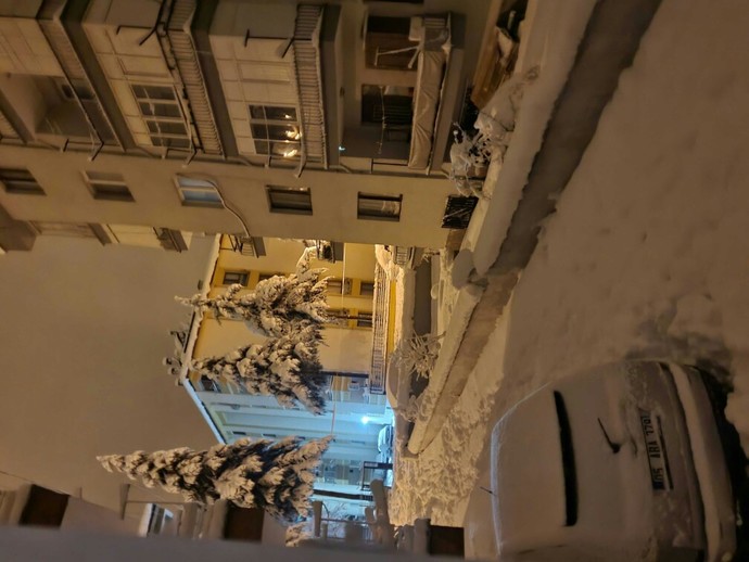 Yarın sabah kar yağsa sevinir misin?