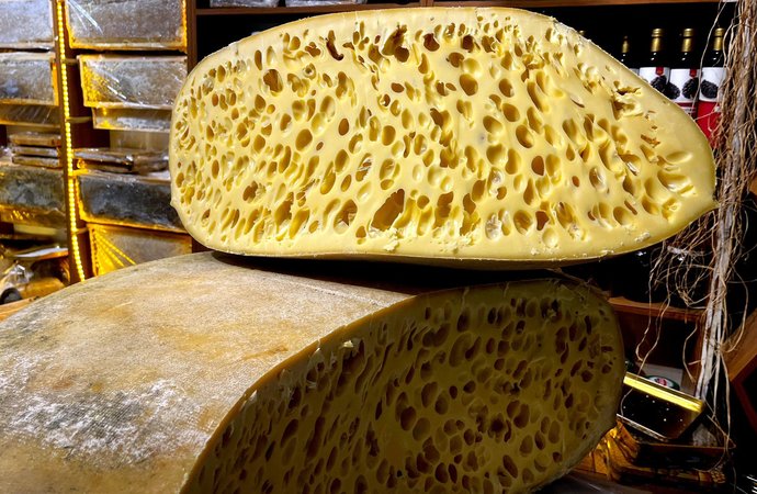 Karsta yaylalarda beslenen ineklerin sütünden üretilen gravyer peyniri coğrafi işaretle tescillendi. Farklı peynirler denemeyi sever misin?