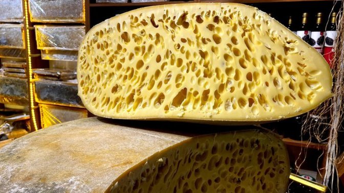 Kars'ta yaylalarda beslenen ineklerin sütünden üretilen "gravyer peyniri" coğrafi işaretle tescillendi. Farklı peynirler denemeyi sever misin?
