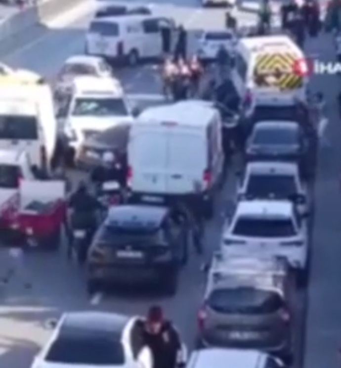 Avcılar’da çok sayıda araca çarpan pikap sürücüsü sizce neden olay yerinden kaçtı?