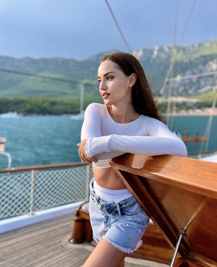 Bu kadının yüzünde en güzel yerler neresi sizce?