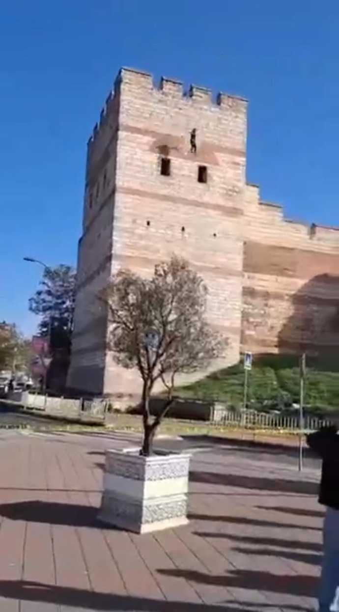 Ben düşerken surlardan aşağıya 😅
