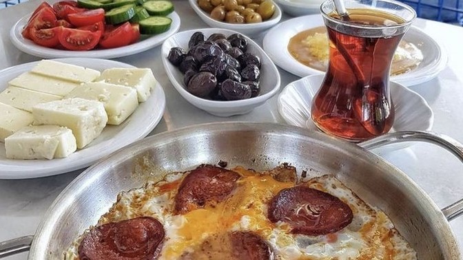 Akşam yemeğinde kahvaltılık yer misiniz?