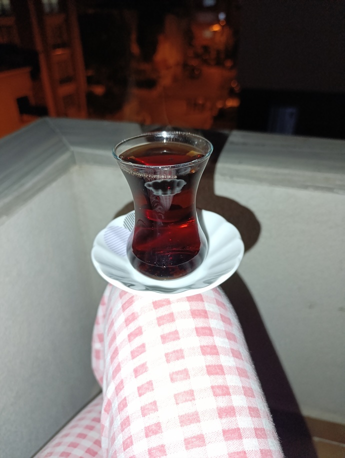 Çay var içersen:))