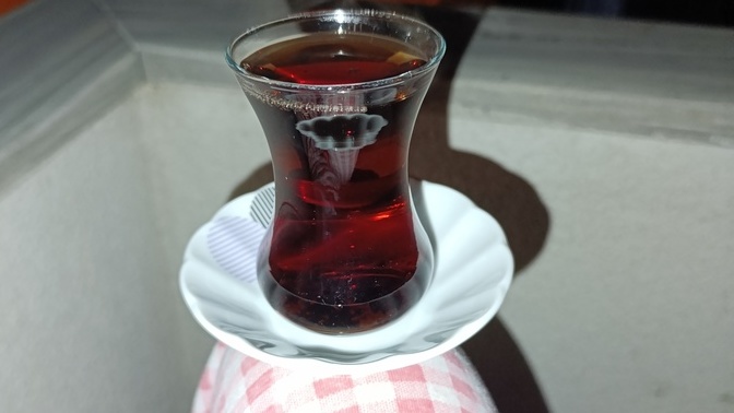 Çayı fincan da mı ince belli bardak da mı içersin?