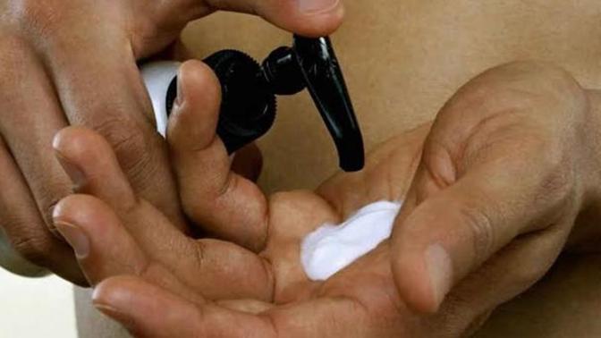 Partnerine kayganlaştırıcı jel uygulamaya gerek duymayan erkek sevişmeyi biliyor mudur?
