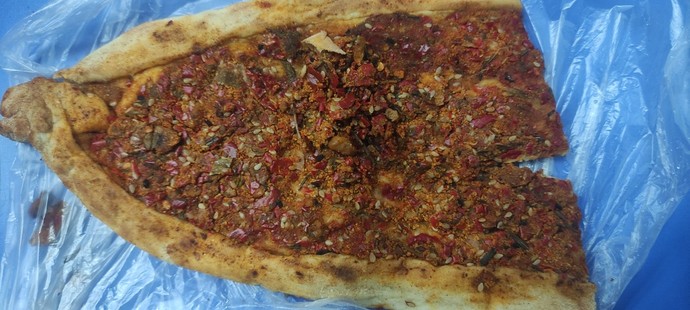Gecenin bu saati bu bol acılı biberli ekmeğin yanında ne gider ,?