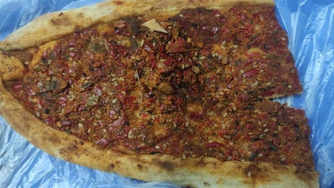 Gecenin bu saati bu bol acılı biberli ekmeğin yanında ne gider ,?