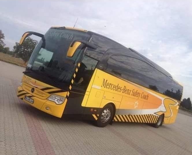 benim cevabım ; tabiki güzell bir kadın. ama otobüs mü kadın mı derseniz.. otobüs derim..