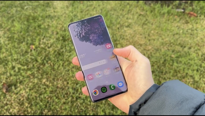 Sizce bu telefonun boyutu nasıl ortamı biraz hafiften küçükmü yoksa biraz hafiften büyükmü?
