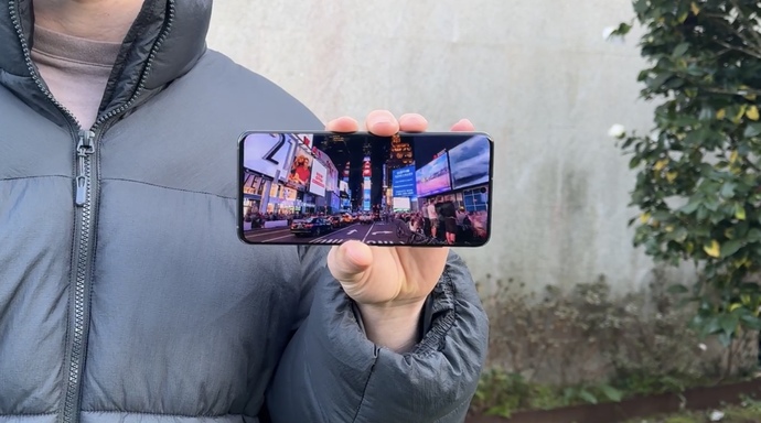 Sizce bu telefonun boyutu nasıl ortamı biraz hafiften küçükmü yoksa biraz hafiften büyükmü?