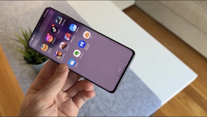 Sizce bu telefonun boyutu nasıl ortamı biraz hafiften küçükmü yoksa biraz hafiften büyükmü?