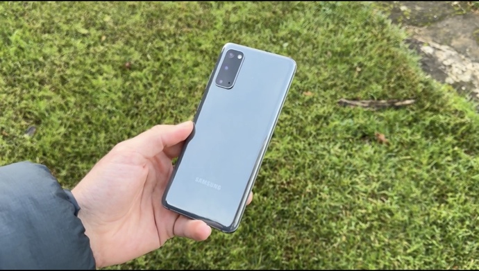 Sizce bu telefonun boyutu nasıl ortamı biraz hafiften küçükmü yoksa biraz hafiften büyükmü?