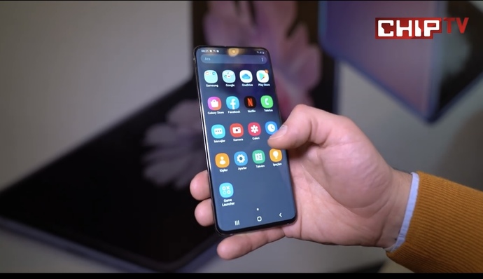 Sizce bu telefonun boyutu nasıl ortamı biraz hafiften küçükmü yoksa biraz hafiften büyükmü?