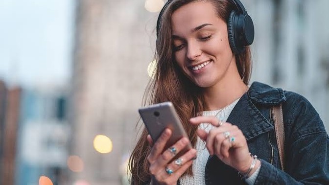 Bu aralar dinlemekten bıkmayıp replay tuşlarını kırdığınız haftanın yıldızı şarkınız nedir 🫠🎧?
