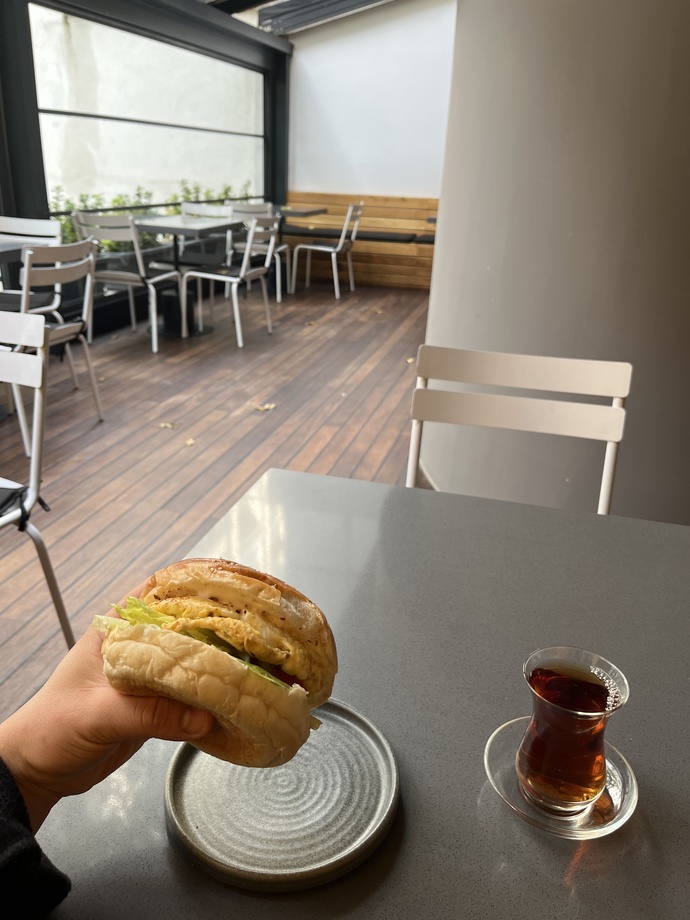 Kime yumurtalı hamburger ısmarlayım?