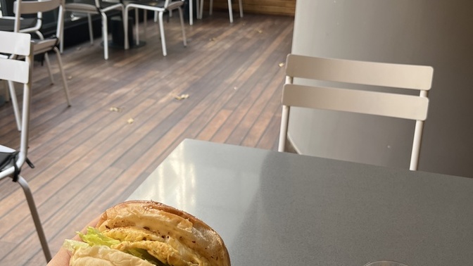 Kime yumurtalı hamburger ısmarlayım?