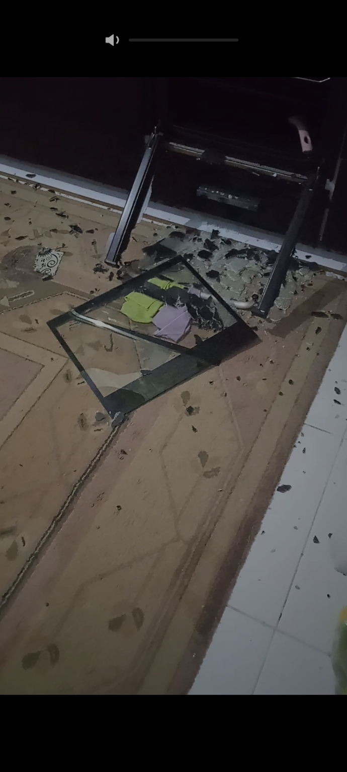 Bi şeyleri kırmayı beceren sakar kardeşin var mı?
