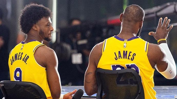 LeBron James ve oğlu Bronny James in NBADE aynı anda süre aldıkları maçı izleyenler nasıl buldular 🏀🏀🏀🏀🏀?