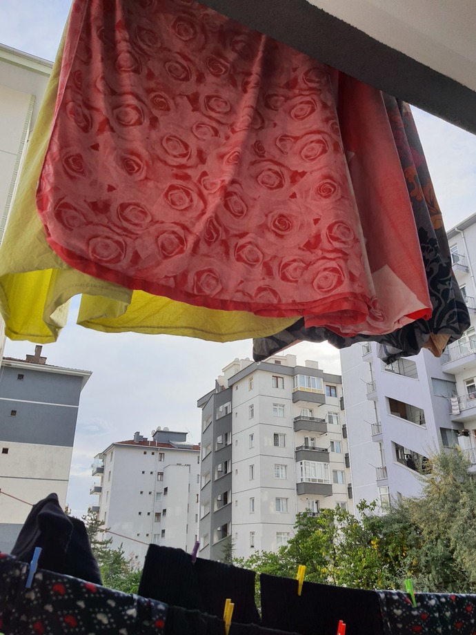 Bu normal bir şey değil kesinlikle. Bir insan neden böyle asar çamaşırını? Bilinçli yapıyor diye düşünüyorum.