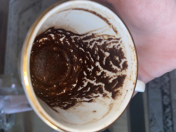 Fal bakmayı bilen fincanıma bakabilir mi lütfeeenn size dua ederim🥲🙏?