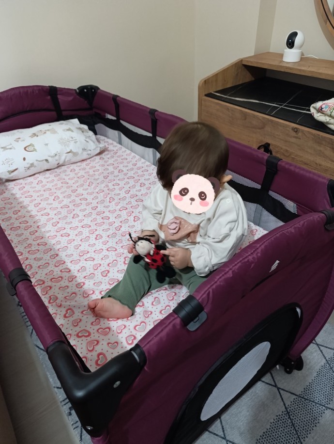 9 aylık bebeğim gece her uyandığında yatağın içinde oturuyor. Battaniyesini falan emiyor. Neden böyle yapıyor bu 🐹?