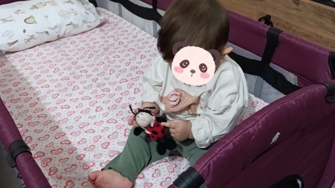 9 aylık bebeğim gece her uyandığında yatağın içinde oturuyor. Battaniyesini falan emiyor. Neden böyle yapıyor bu 🐹?