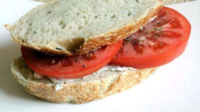 Acıkınca domates ekmek yer misiniz?