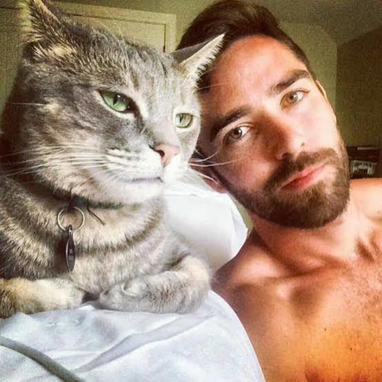 Kedi sever erkekler neden bu kadar çok yakışıklı ve tatlı?