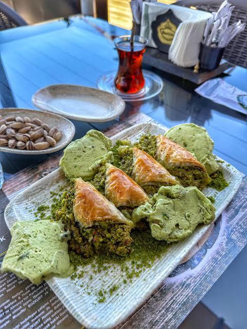 Baklava kahvaltıdan sayılsın diyen kaç kişiyiz?