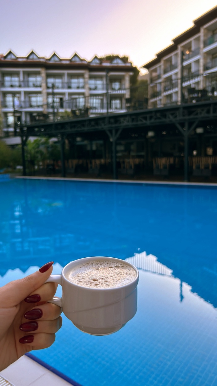 Manzara da hazır , kahvem de. Peki siz sabahın keyfini nasıl çıkarıyorsunuz 🌤️☕️?