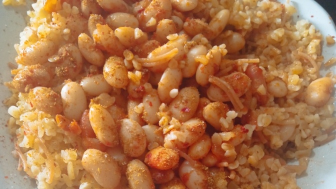 Kuru fasulyenin yanına pirinç pilavı mı bulgur pilavı mı daha çok yakışıyor?