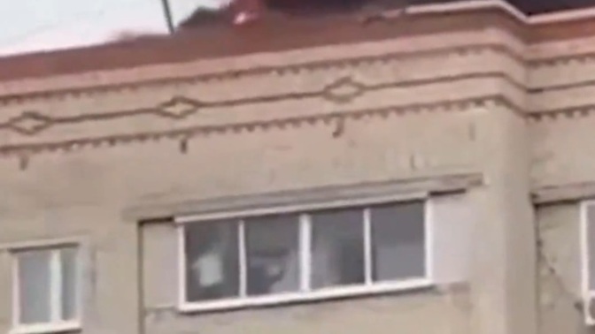 Çatısı yanan evinin camlarını silmeye devam eden kadın hakkında ne düşünüyorsunuz?