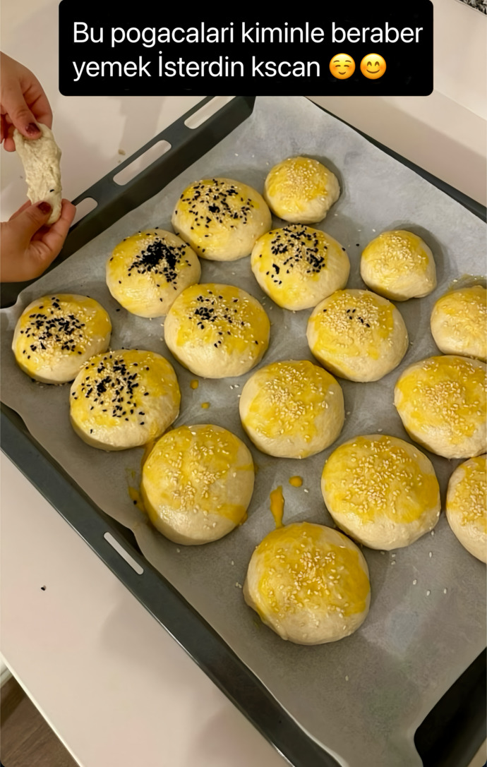 Bu pogacalari bir KScanla yeme şansın olsa kiminle yemek isterdin?