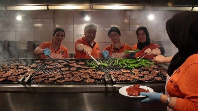 Halka kalite adında köfte & et pazarlayan firmanın aslında "domuz eti" sattığı ortaya çıktı dışarı da yemek yemek mantıklı mı?