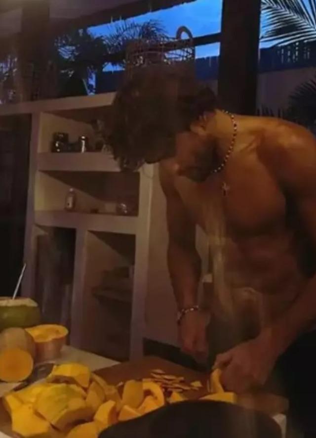 Şeyma Subaşı bu defa gece yarısı paylaştı! Sence ne yapmaya çalışıyor?