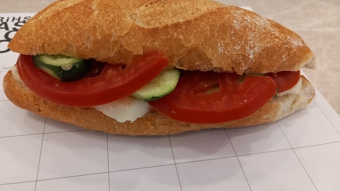 Rejim yaptığım için kendime küçük bir sandviç hazırladım, kilo yapmaz değil mi?