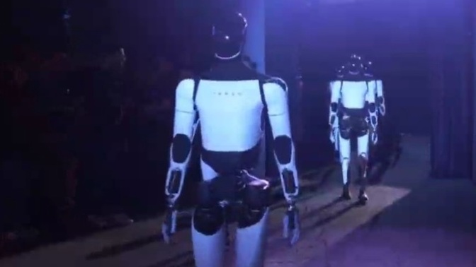 Elon Musk, Optimus robotlarını tanıttı! Siz bu robotla ne yapmak isterdiniz?