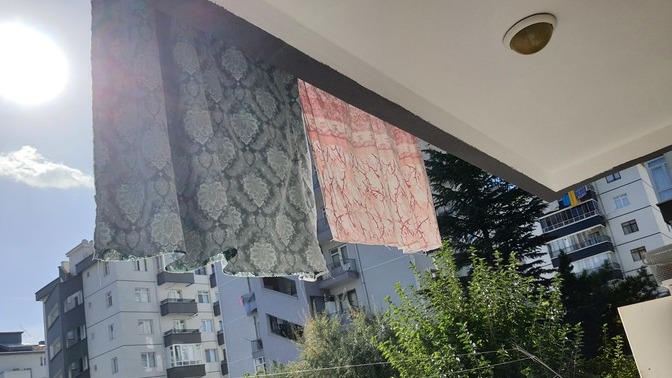 Komşum inadına mı çarşafını bu kadar sarkıtıyor?