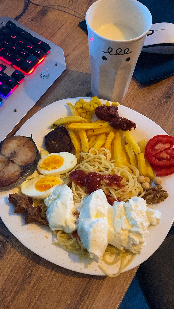 Yemek konusunda yaratıcı olduğumu düşünüyorum. Dükkan açıp şöyle bir tabak yapıp satsam köşeyi döner miyim 🤔?