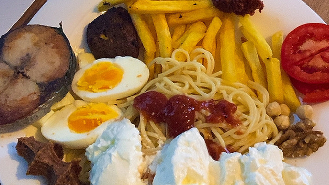 Yemek konusunda yaratıcı olduğumu düşünüyorum. Dükkan açıp şöyle bir tabak yapıp satsam köşeyi döner miyim 🤔?
